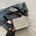 Bolso bandolera cuadrado tricolor con relieve SM y correa ancha de lona - Blanco