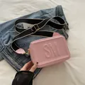 Rosafarbene Umhängetasche mit SM-Prägelogo und breitem gewebtem Schultergurt - Rosa