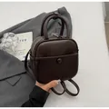 Détail du mini sac marron café avec double fermeture éclair et finition lisse - Café sans pendentif