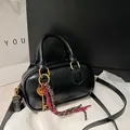 Sac à main élégant en cuir plissé noir brillant avec boucles dorées et breloque cœur - Noir Avec Pendentif