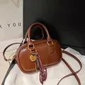 Sac Boston vintage marron en cuir ciré avec cadenas cœur doré et bandoulière - Café Avec Breloques