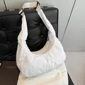 Sac à épaule blanc en nylon matelassé avec bandoulière réglable et fini texturé - Blanc