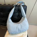 Borsa hobo trapuntata in nylon azzurro con ampia tracolla regolabile e fibbia - Blu