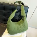 Sac hobo matelassé vert herbe avec bandoulière réglable et fermeture éclair supérieure - Vert