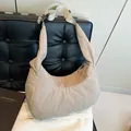 Sac hobo matelassé en nylon kaki avec bandoulière réglable à boucle robuste - Kaki