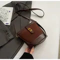 Sac seau en cuir marron avec détail léopard et fermoir doré en style bandoulière - Café