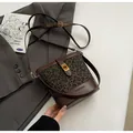 Sac seau à imprimé léopard avec garniture en cuir PU marron et fermoir rotatif doré - Imprimé léopard