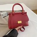 Sac à main en cuir grainé rouge foncé avec fermoir doré et bandoulière fine - Rouge