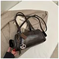 Sac Boston cylindrique rétro marron foncé avec pendentifs et bandoulière amovible - Noir Avec Pendentif