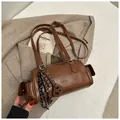 Sac Boston vintage en cuir marron de forme cylindrique avec poche et accessoires - Marron avec Pendentif