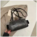 Sac à bandoulière cylindrique en similicuir noir avec poches latérales stylées - Noir sans Pendentif