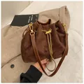 Vintage braune Beuteltasche aus Mattleder mit Kettenzug und Lederriemen - Kaffeebraun