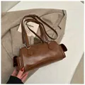 Sac cylindrique vintage en cuir marron avec plusieurs poches et bandoulière réglable - Brun Sans Pendentif