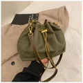 Vintage dunkelgrüne Beuteltasche aus Wildlederoptik mit Kordelzug und goldener Kette - Grün