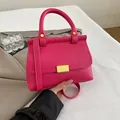 Petit sac carré minimaliste en cuir grainé rose fuchsia avec fermoir doré chic - Rose rouge