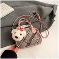 Détail du sac à main à carreaux rose avec charme de chiot en peluche et broderie de cœur - Avec Pendentif / Gris rosé