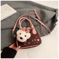 Détail du mini sac à main dépoli avec charm de chien en peluche et bordure en similicuir rose - Avec Pendentif / Café Rose