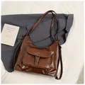 Braune Vintage Hobo-Tasche mit weißen Kontrastnähten und verstellbarem Riemen - Braun Ohne Anhänger