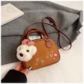 Sac Boston mat marron avec broderie animale et breloque peluche chien de mode - Avec Pendentif / Marron Jaune
