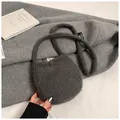 Vue détaillée d'un sac à bandoulière en peluche grise avec une texture douce en fourrure - Gris