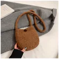 Détail de la sacoche en peluche marron montrant la texture douce et le bouton de fermeture - Marron