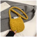 Détail de la texture d'un sac bandoulière en peluche jaune sur fond de manteau gris - Jaune