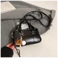Borsa a tracolla in pelle oliata nera con ciondolo da baseball e manico superiore - Nero Con Pendente