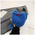 Vue détaillée du sac à bandoulière en tricot bleu roi avec pompons rouges vifs - Bleu