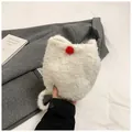 Détail du sac seau en peluche blanche en forme de chat avec nez rouge et longue queue - Blanc