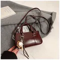 Sac à main bandoulière vintage en cuir rouge foncé avec breloque de baseball - Rouge avec pendentif