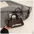 Sac à main marron foncé en cuir ciré avec bandoulière réglable et finition brillante - Café sans pendentif