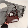 Sac à main bandoulière vintage en cuir ciré bordeaux avec poignées sur fond de manteau - Rouge (Sans Pendentif)