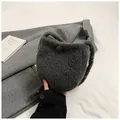 Sac seau en peluche gris foncé avec texture douce et longue bandoulière - Noir