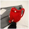 Sac seau en peluche rouge pour femme avec pompon blanc et poignée en fourrure douce - Rouge