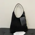 Borsa a spalla nera in pile con piccolo astuccio in pelle per uno stile invernale - Nero