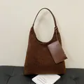 Borsa tote in peluche marrone scuro con texture soffice e tasca coordinata sulla tracolla - Marrone