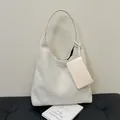 Borsa tote in peluche bianco panna con tracolla in pelle e borsellino coordinato - Bianco
