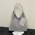 Borsa tote grigia in morbido peluche con portamonete in pelle e tracolla abbinata - Grigio