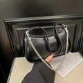 Sac sous le bras en cuir ciré noir brillant avec chaîne argentée et fermeture éclair - Noir