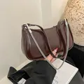 Sac sous le bras en cuir ciré marron foncé avec chaîne argentée et fermeture éclair - Café
