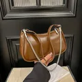 Sac sous le bras vintage en cuir ciré marron avec chaîne argentée et fini brillant - Marron