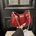 Sac sous le bras en cuir rouge verni avec chaîne serpent argentée et bandoulière - Bordeaux