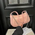 Sac sous le bras rose clair en cuir ciré avec chaîne argentée et fermeture éclair - Rose
