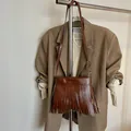 Détail du sac à bandoulière en cuir marron bohème avec de longues franges et style rétro - Cuir PU Marron