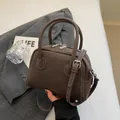 Borsa a mano in pelle marrone scuro con cuciture bianche e tracolla regolabile - Grande / caffè
