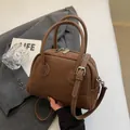 Borsa bowling marrone a grana con cuciture bianche e tracolla rimovibile - Grande / Marrone