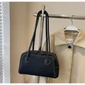 Elegante borsa a spalla in ecopelle nera con cuciture bianche a contrasto da donna - Piccolo / Nero