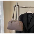 Sac sous le bras en cuir litchi marron avec lettrage embossé et bandoulière réglable - Petit / Café