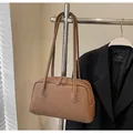 Sac bandoulière marron en similicuir avec surpiqûres blanches et texte embossé - Petit / Marron