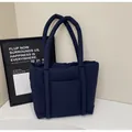 Dunkelblaue gesteppte Puffer-Tasche im Daunenstil mit dick gepolsterten Griffen - Blau